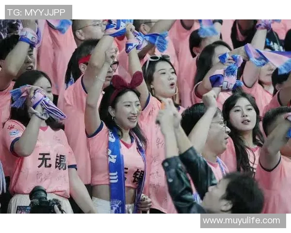 足球明星亲自赠送球迷限量版裤子引发热议粉丝们感动不已纷纷晒照分享喜悦 足球明星亲自赠送球迷限量版裤子引发热议粉丝们感动不已纷纷晒照分享喜悦